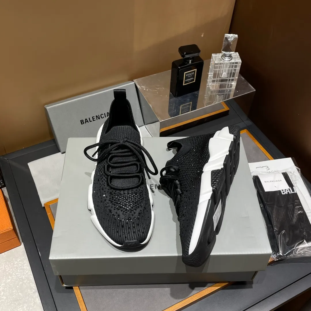 👟👟Ex-factory price 400👟👟 Balenciaga Balenciaga 🌝🌝glitter single shoes world premiere 🌈INS Weibo magazine sold out 💥💥counter limited edition ⚠️ Czech crystal hot diamond ⚠️specially customized fabric with summer cooling and heating effect ⚠️TPU ten PU vacuum combination bottom (not a plastic bottom formed by market currency) ,) The inner craftsmanship and material are the same as the original! ! Size 35 to 45M standard size (34, 46 can be customized) original high-end top complete package (with original Balenciaga socks included)